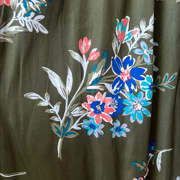 Floral Green Blouse with Blue and Pink Accents. Size 0x - Picture 4 of 6